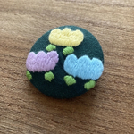 チューリップ　刺繍　くるみボタン　ブローチ