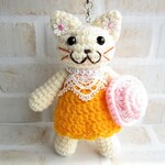 ☆12ac56様　オーダー品☆～お出かけ猫さん帽子を持って④【白猫・山吹色ワンピ・パステルピンク帽子】ストラップ