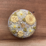 ビーズ刺繍くるみボタン（ヘアゴム/ブローチ）