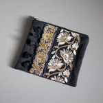 インドブレード＆麻スラブ　ファスナーポーチ　刺繍　ラインストーン　白色花柄　ミニタッセル　アクセサリーポーチ　小物入れ