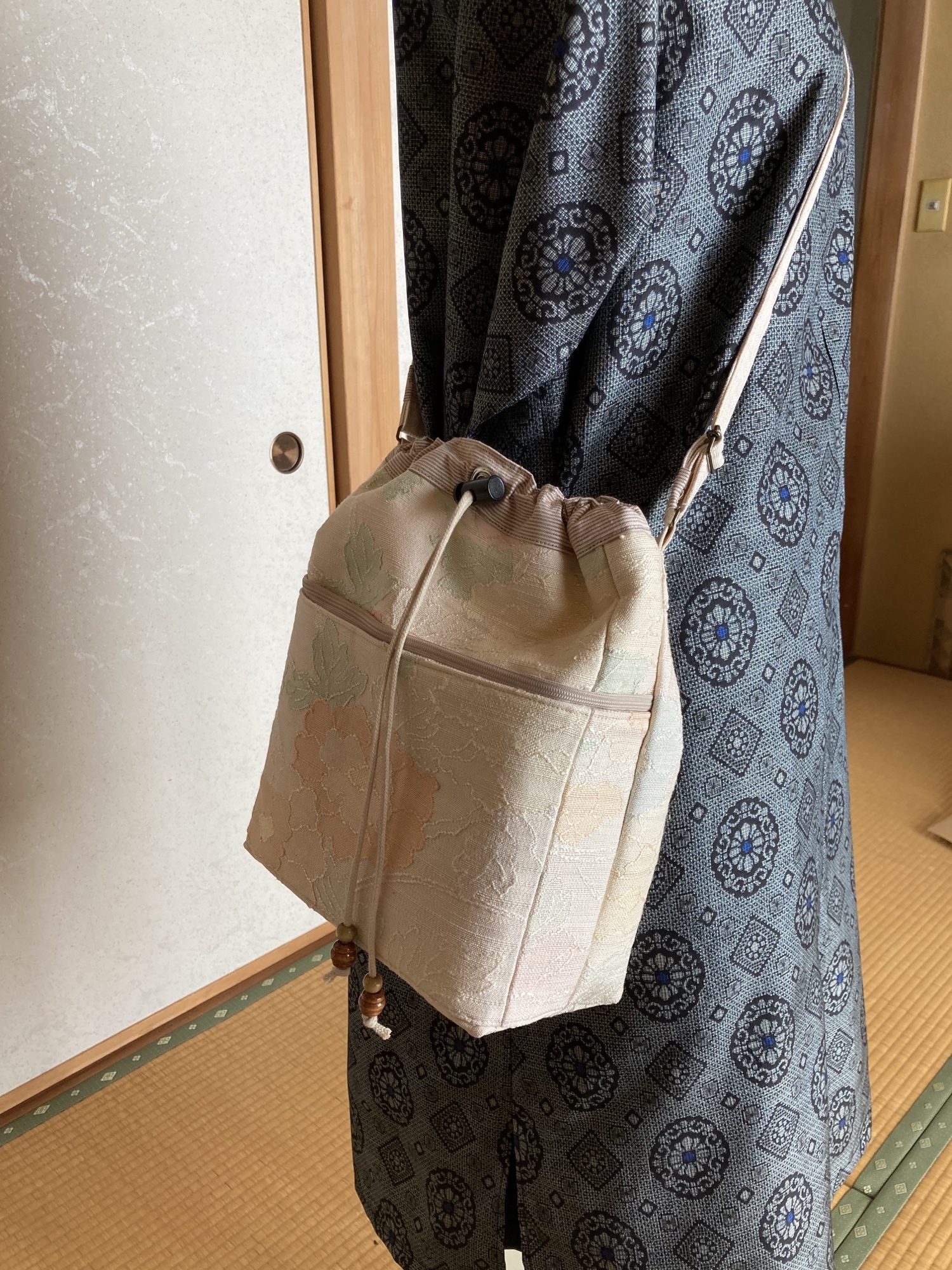 紬着物リメイクショルダーバック/オレンジの花 紬帯リメイク☆横型大きめバッグ☆ツーウェイ☆ストライプ
