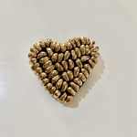 ハートブローチ　ビーズ刺繍　ゴールド　刺繍ブローチ　コーンビーズ　変形　春ファッション　プレゼント　入学　入園　コサージュ