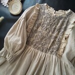 リーフ刺繍とリネンのフリルワンピ♪