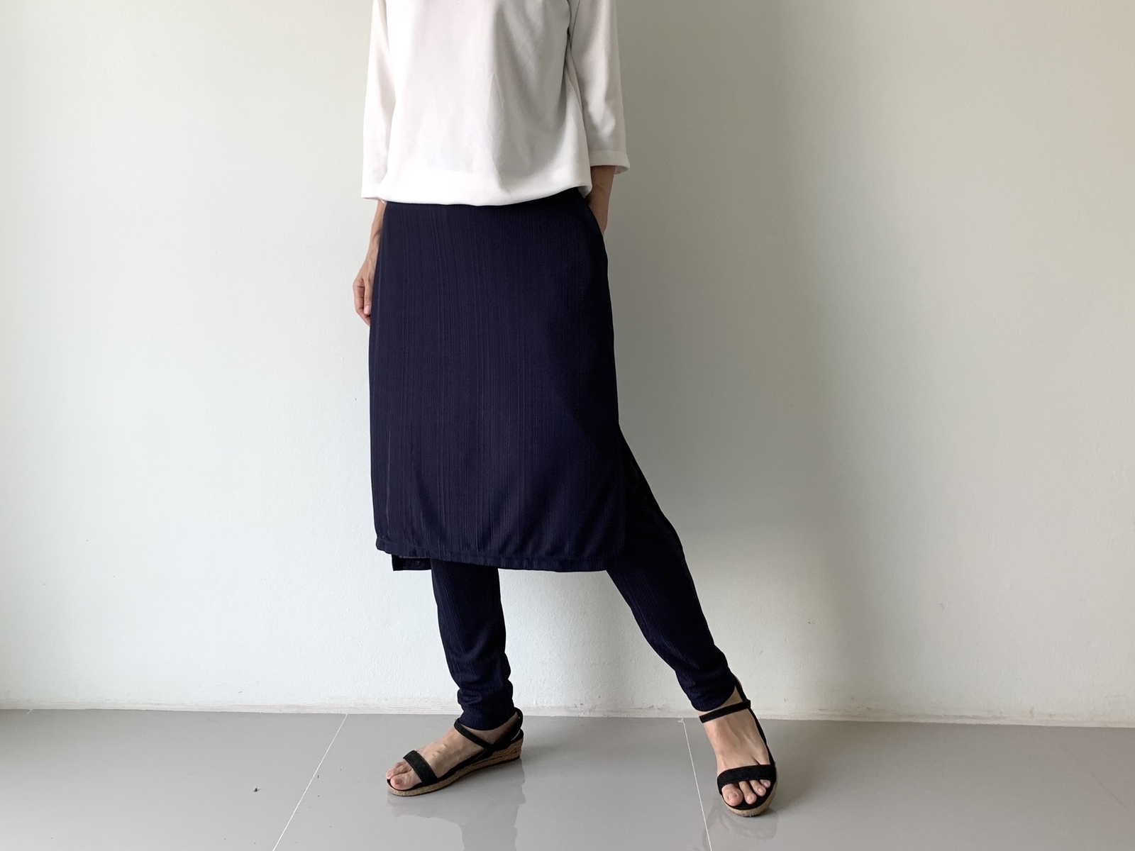 気持ちいい。とろけるような、とろみ素材が作る大人の春夏レギンス&スカート 紺色　LGSKTR