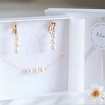 Þreföld perla set：シェルパールブレス＆ピアス/イヤリングセット