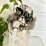 miniフェイクレザー猫ブローチ ハチワレ×白薔薇