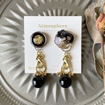 ピアス⭐︎ブラックデザインボタン吊り革チャーム