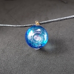 パープルの渦が宇宙に輝く宇宙玉レジンの球体ネックレス    