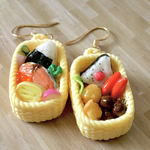ミニチュア おにぎりバスケットのお弁当 ピアス or ストラップ