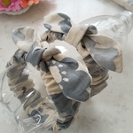 うさみみアームバンド(北欧風のグレー系の花柄)