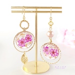 ◇花レジン◇桜舞うアシンメトリーな上品ピアス／イヤリング