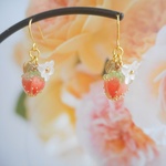 可愛いイチゴとお花の上品春イヤリング/ピアス🍓（春・苺・いちご・ストロベリー・フルーツ・ガラス・フラワー・花・ピンク・グリーン・ホワイト・白・リーフ・大人可愛い・揺れる）