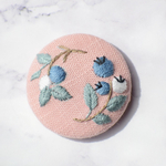 くるみボタン　ヘアアクセ　刺繍ヘアゴム　ボタニカル　ブローチ　花　ブルーベリー