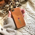 🌹本革にカーネーションの手刺繍スマホケース♡背面型 ヌメ レザー カード入れ付き