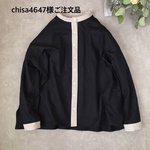 chisa4647様ご注文品✳︎綿麻手染めクロス✳︎サイドスリットの切り替えバンドカラーブラウス（ブラック×生成り）