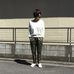 チノクロスのテーパードパンツ   グリーンカーキ