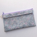 NEW♡リバティ「ミッシェル」（グレー＆パープル）クリアフラットポーチ　横長タイプ　ラミネート＆PVC 22㎝ファスナー ♪マスクケース♪通帳ケース♪旅行♪ポーチ
