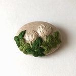 シロツメクサ　刺繍 ブローチ 