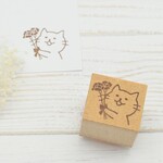 母の日にカーネーションをプレゼントする猫のはんこ