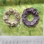 ラメ入りコットンの透かし編みシュシュ