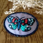 サツマニシキのクールな刺繍ブローチ