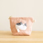 ポーチを通り抜けようとする猫のポーチ (グレー×白猫 14cmファスナー サーモンピンク)