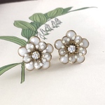 エナメルブラスフラワーのピアス （ホワイト）