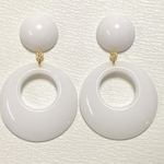 ラウンド×カボション　ホワイト　ピアス／イヤリング　レトロポップ