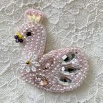 🦢白鳥ブローチ　ビーズ刺繍ブローチ