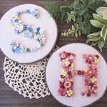 【受注製作】 小花のイニシャルパネル フェルトフラワー