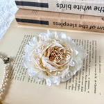 クリームホワイトラナンキュラスのコサージュ♡　　　　　フォーマル　ハレの日　アーティフィシャルフラワー　＊　結婚式　入学式　入園式　卒業式　卒園式　発表会　送別会　お祝い　パーティー