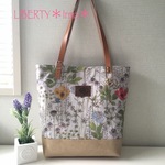 LIBERTY＊バックル付き本革持ち手ビニコトートバッグ〈イルマ〉