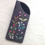 フェルトと刺繍の野の花のメガネケース  