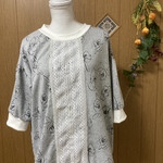薄いグレー系花模様のレースプルオーバー