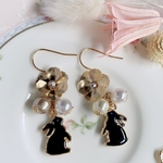 黒うさぎとお花のピアス(イヤリング) アシンメトリー