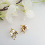 シンプルパールのトライアングルピアス