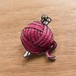 毛糸玉の手刺繍ブローチ(赤)