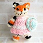 お出かけ猫さん帽子を持って⑤【三毛猫・パステルピンク・ミントグリーン帽子】ストラップ