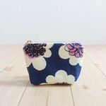 北欧柄のふかふかミニポーチ　花柄✖生成帆布　小さめ　クッション性　ラッピング対応可　メイクポーチ　小物入れ　母の日　アクセサリー入れ　マチ付き　ネイビー　　643