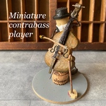 🎼ミニチュアコントラバスとコントラバス奏者