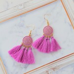 華やかピンクのタッセルピアス