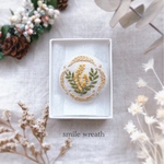 【ミモザの刺繍ブローチ　白】母の日の贈り物に♡　プチギフトにおすすめ♡　刺繍を暮らしに♡