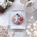 【ポインセチアと鳥の刺繍ブローチ　グレー】お誕生日プレゼントやプチギフトにおすすめ。オイルパステルで描いた手作りのカード付き。日常に刺繡の彩りを♡