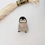 【すぐお届け】桜を届けるペンギン　刺繍ブローチ