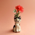 カーネーションの三毛猫