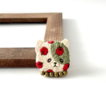 猫の刺繍ブローチ【りんごまみれ】