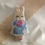 💐ありがとうの花束を持ったうさぎさん　刺繍ブローチ