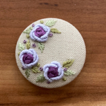 刺繍くるみボタン（ヘアゴム/ブローチ）