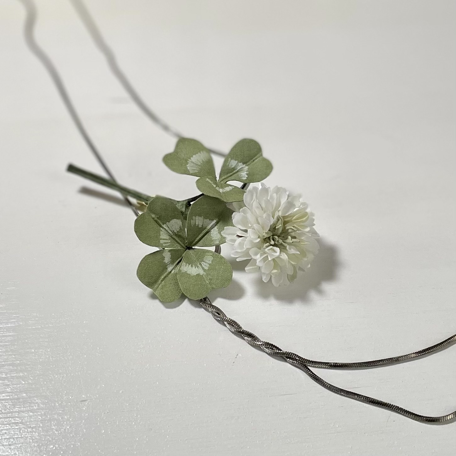 再版】布花🌿シロツメクサに四つ葉のクローバーを添えたブローチ