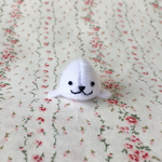 小さなアザラシさん フェルトマスコット (ホワイト)